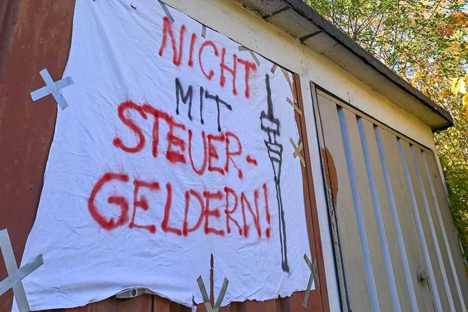 An mehreren Stellen hingen am Samstag Protestplakate.