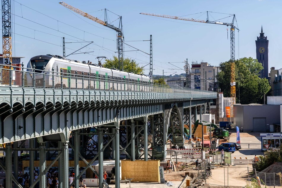 Mehr als zwei Jahre lang war das Bahnviadukt über der Annaberger Straße eine Baustelle. Nun soll darunter ein idyllischer Park entstehen.