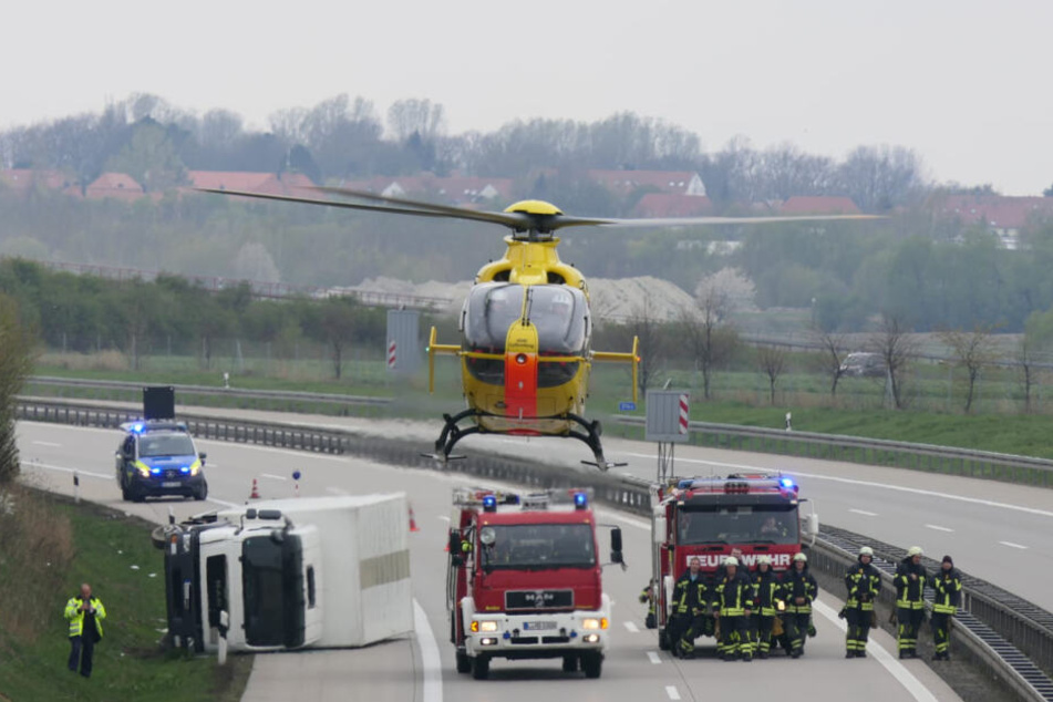 Nach aktuellen Informationen musste der Fahrer per Rettungshubschrauber in ein Krankenhaus gebracht werden.