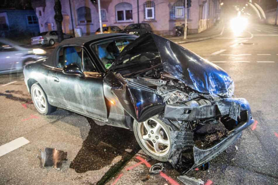 Der Fahrer dieses Mazda-Cabrios hatte dem Taxi die Vorfahrt genommen.