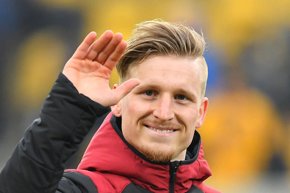 Marvin Stefaniak grüßt freundlich ins Publikum, als er mit dem 1. FC Nürnberg nach Dresden zurückkehrt.