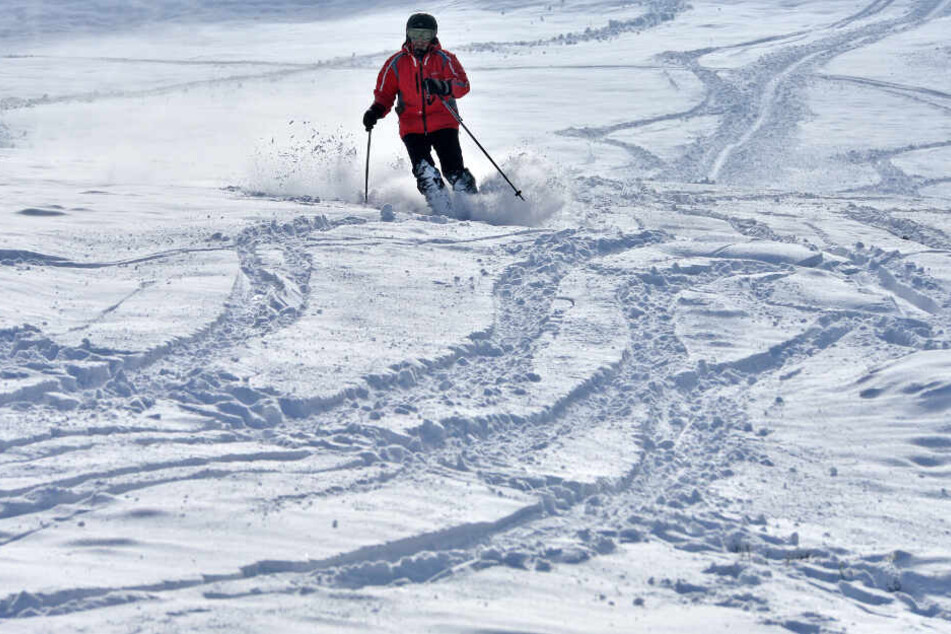 Bereits ein einzelner Skifahrer kann eine Lawine auslösen. (Symbolbild)