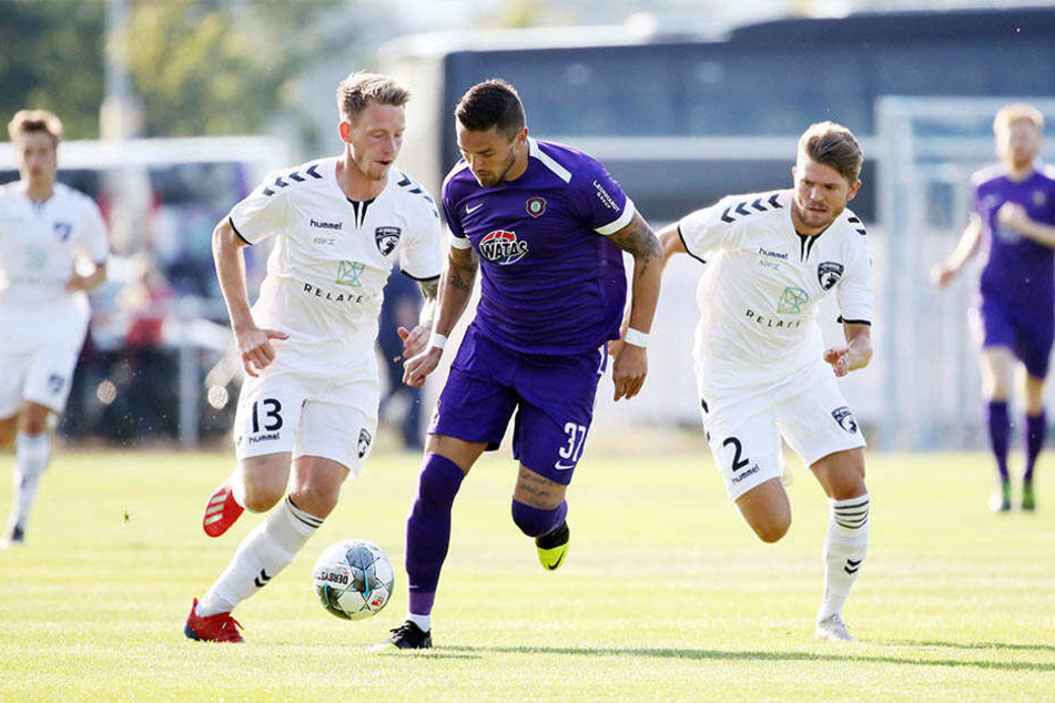 Pascal Testroet (M.), hier im Spiel gegen den FC Fredericia am Ball, fühlt sich in Aue wohl. Ein Weggang/Verkauf ist kein Thema.