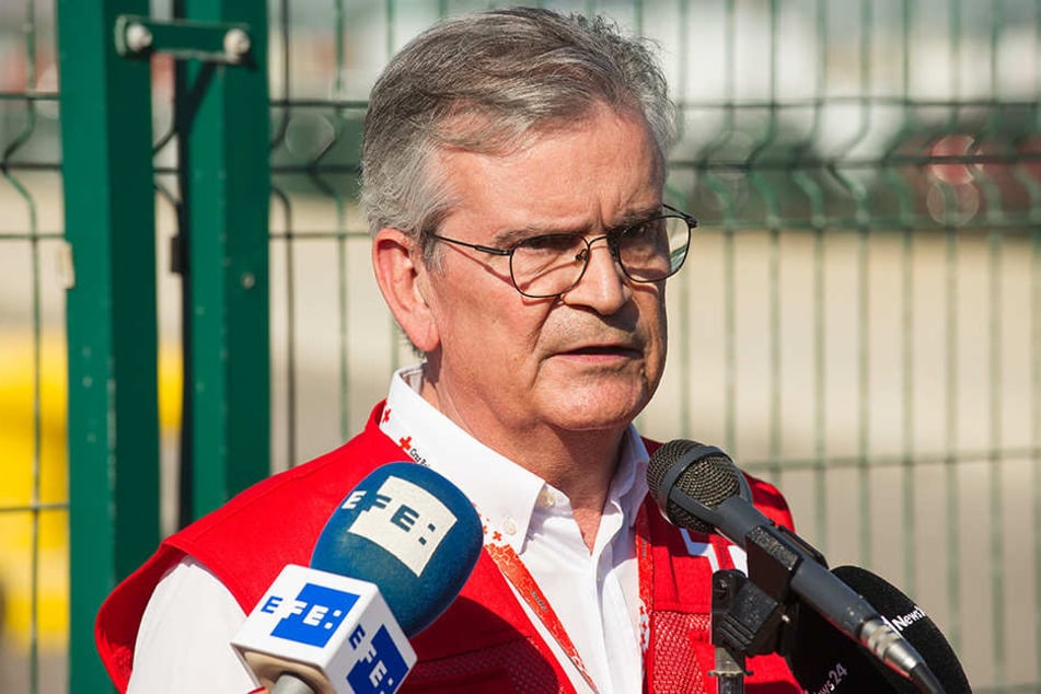 Rafael Gandia, Regionalpräsident des spanischen Roten Kreuzes, gibt nach der Abwicklung der "Dattilo" eine Pressekonferenz.