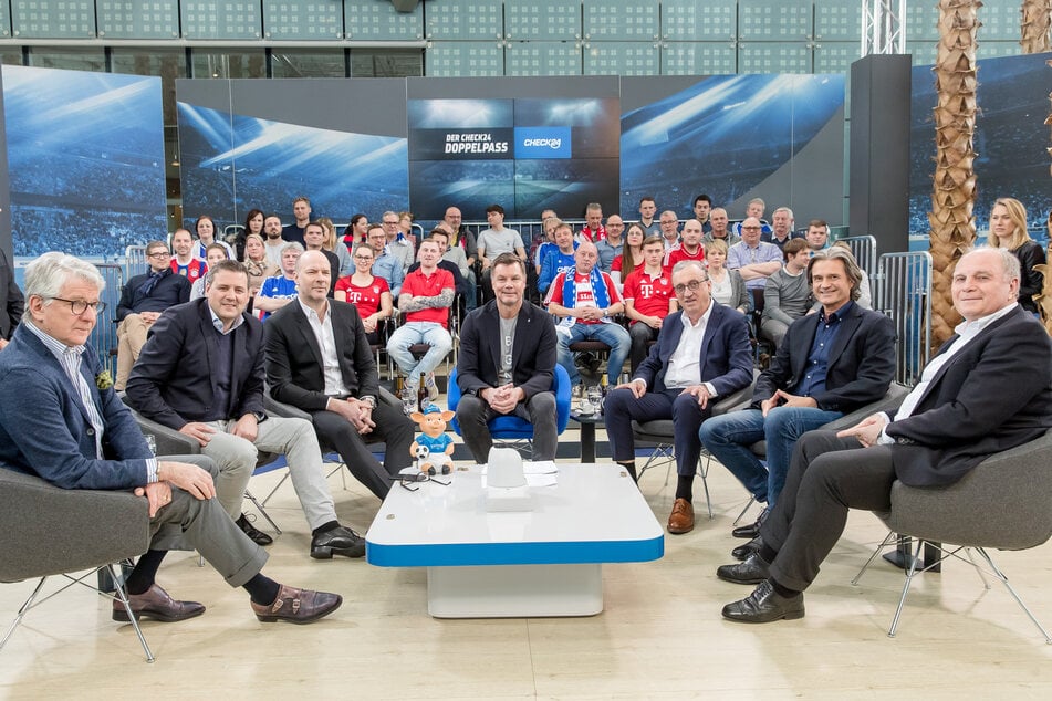 Hoeneß (r.) war natürlich auch schon selbst Gast bei der Fußball-Talkrunde. In der Mitte ist Moderator Thomas Helmer (59) zu sehen. (Archiv)