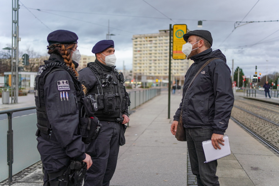TAG24-Redakteur Alexander Buchmann (35) begleitete die Polizisten bei ihrer Corona-Streife.