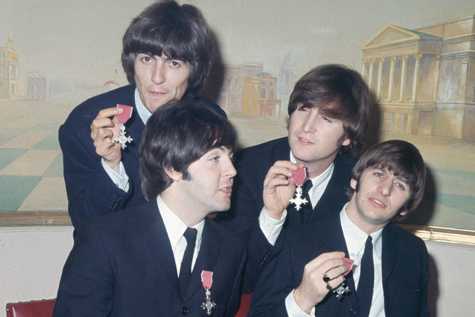 1965: George Harrison, Paul McCartney, John Lennon und Ringo Starr werden von der Queen geehrt.