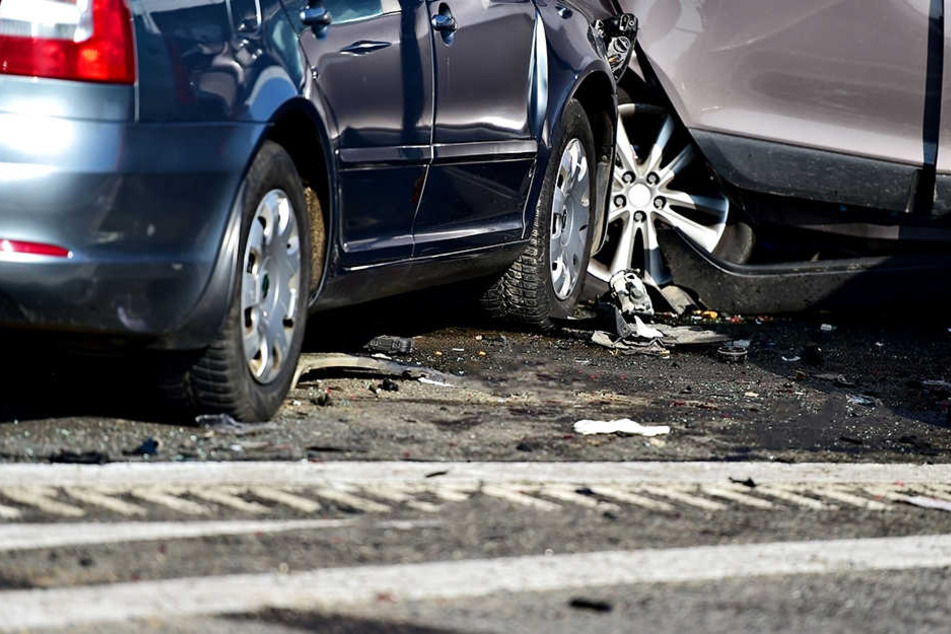 Die beiden Autos stießen an der Auffahrt zur A72 in Plauen-Süd zusammen. (Symbolbild)
