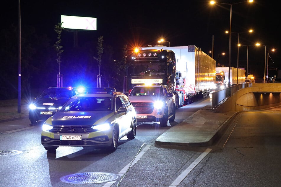 In der Nacht rollte ein Schwerlasttransport durch Dresden.