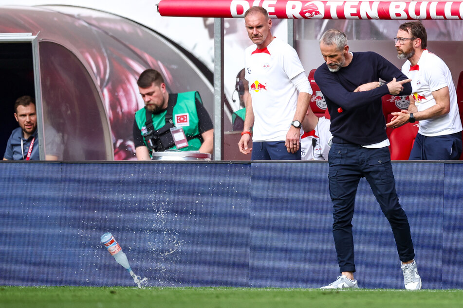 RB Leipzigs Trainer Marco Rose (47) darf sich am Samstag nicht am Spielfeldrand aufhalten.