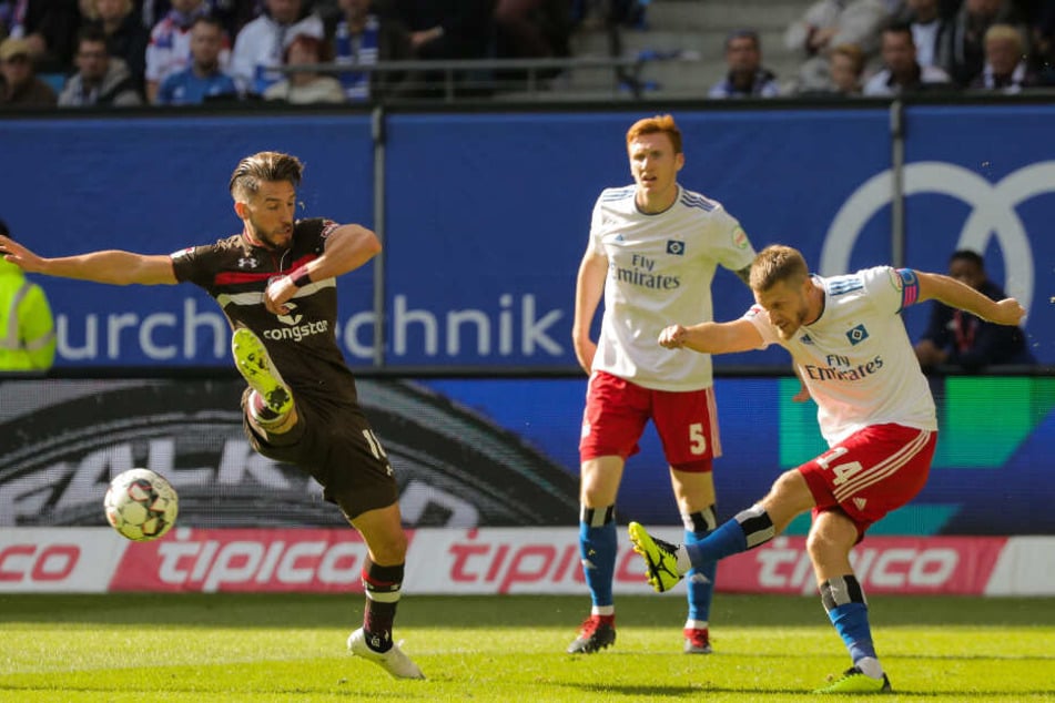 Beim 0:0 im Volksparkstadion versuchte Diamantakos einen Schuss von HSV-Spieler Aaron Hunt abzuwehren.
