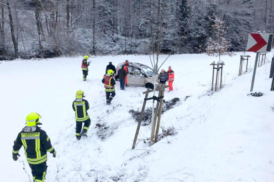Auf der Talstraße zwischen Frohnau und Schönfeld kam ein Auto von der Straße ab und rutschte hundert Meter einen Abhang hinab.