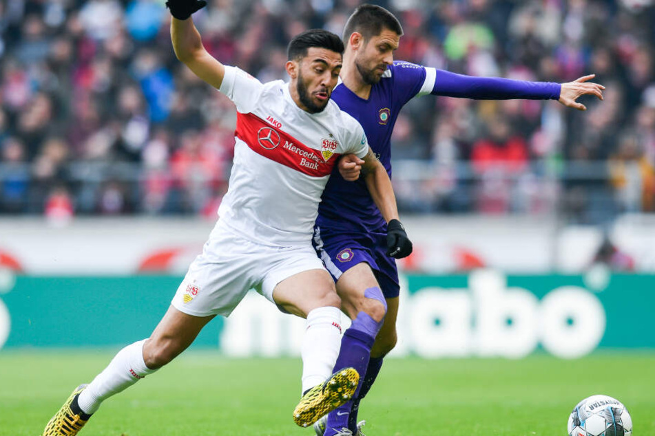 Nicolas Gonzalez (l.) vom VfB Stuttgart in Aktion gegen Dimitrij Nazarov (r.) von Erzgebirge Aue.
