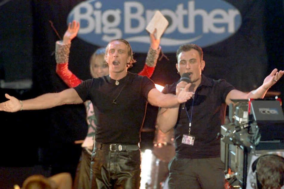 2000: Jürgen Milski (l) und Zlatko, ehemalige Bewohner des ersten "Big Brother"-Containers winken.