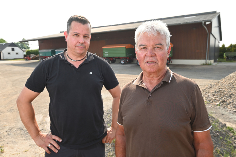 Dieter (71, r.) und Andrè Göckeritz (46) wollen die Solaranlagen auf ihren Hallendächern ausbauen, aber nicht auf ihrem Acker.