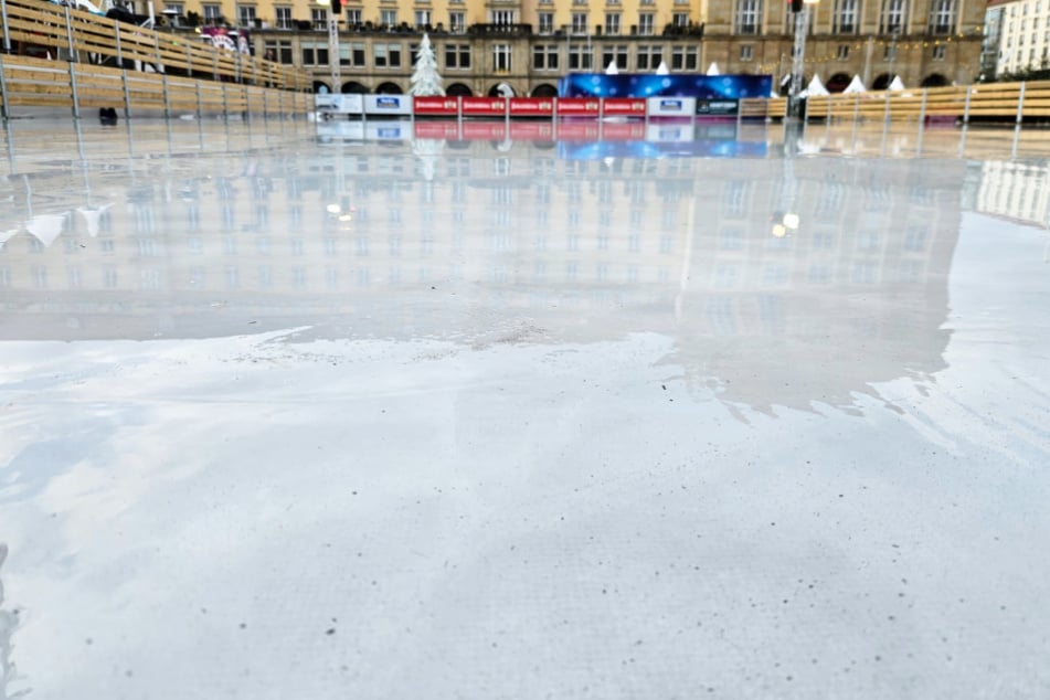 So richtig winterfest ist das Winterfest nicht. Die Eisbahn schmilz dahin.