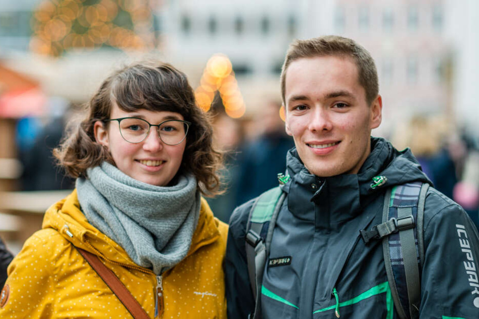 Nick Boernert (21) mit Freundin: Er findet, dass die Stadt sich zum positiven entwickeln sollte.
