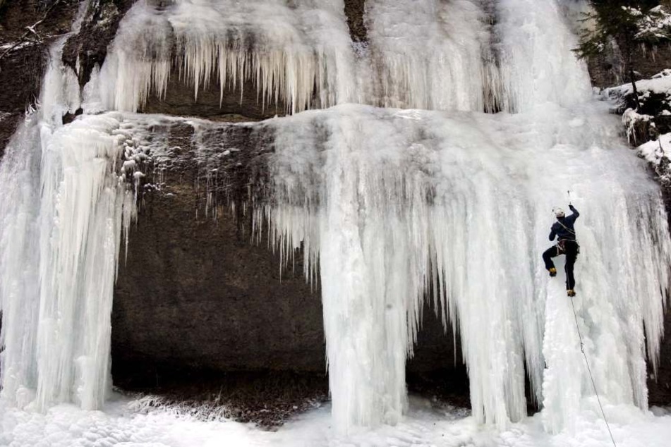 In den Alpen ist ein Mann beim Eisklettern verstorben. (Symbolbild)