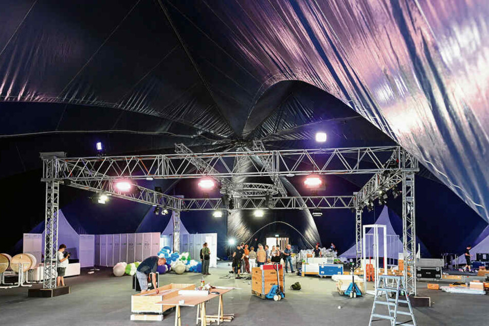 Blick in das Lotos-Zelt: Die Technik für die AWO-Geburtstagfeier wird abgebaut.