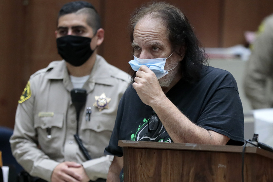 Der amerikanische Porno-Darsteller Ron Jeremy erscheint zur Anklage vor Gericht.