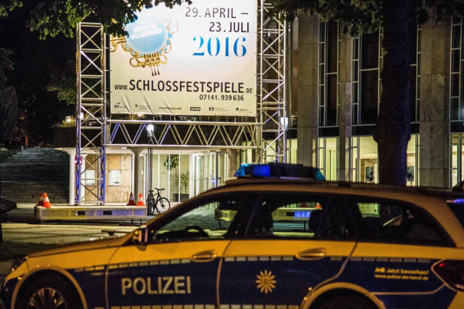 Polizeifahrzeuge stehen vor dem Forum am Schlosspark. Nach einer Bombendrohung mussten Gäste und Angestellte der Schlossfestspiele das Gebäude verlassen. (Archivbild)