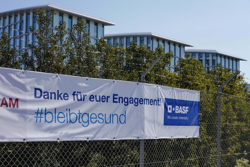 Ein Transparent mit der Aufschrift „Danke für euer Engagement! #bleibtgesund“ hängt vor dem Verwaltungsgebäude am Stammwerk des Chemiekonzerns BASF. (Archivbild)