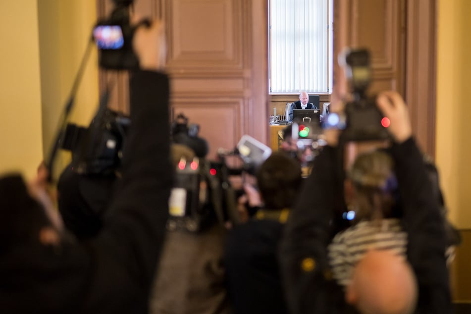 Die Bildberichterstattung durch Fotografen und Kameraleute wurde zum Prozessauftakt am 24. Februar eingeschränkt.