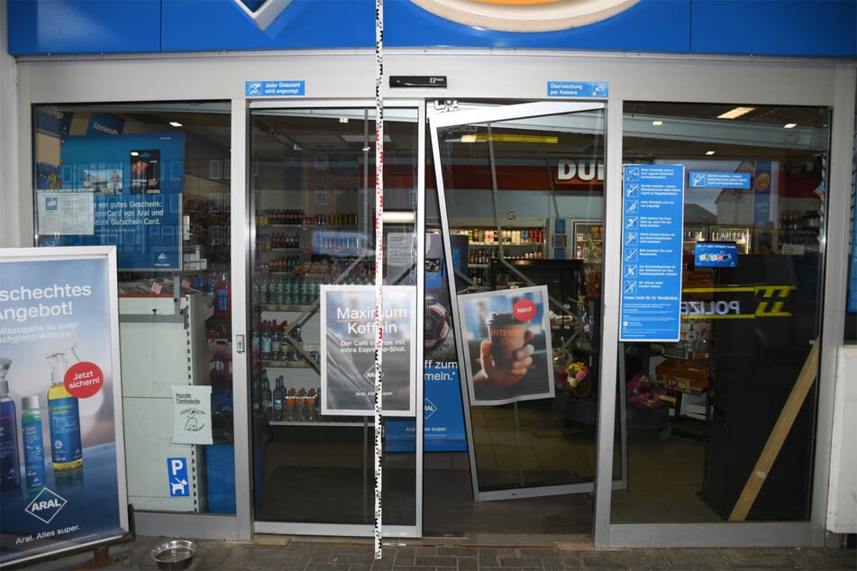 Bei dem Einbruch wurde die Eingangstür stark beschädigt.