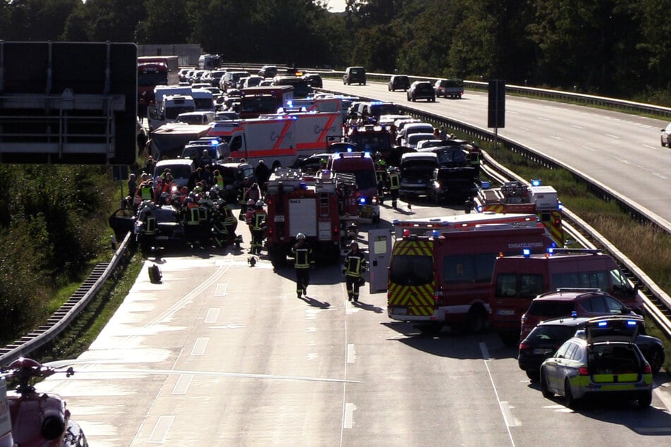 Bei einer Massen-Karambolage auf der A1 bei Elsdorf (Landkreis Rotenburg) wurden am Samstagnachmittag 24 Menschen teils schwer verletzt.