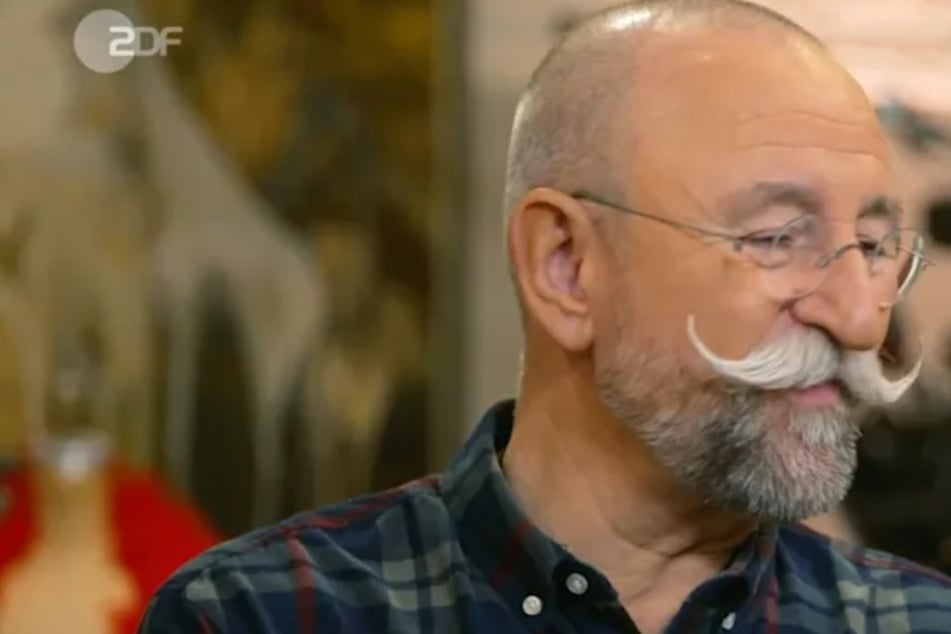 Moderator Horst Lichter (63) begeht einen Regelbruch, da er die Händlerkarte trotzdem aushändigt.