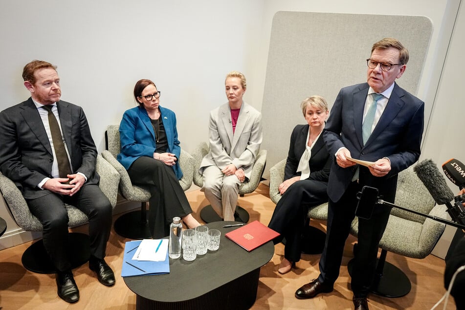 Nawalny wurde in russischer Gefangenschaft mit dem Nervengift Epibaditin vergiftet, so Wadephul (63, r.).