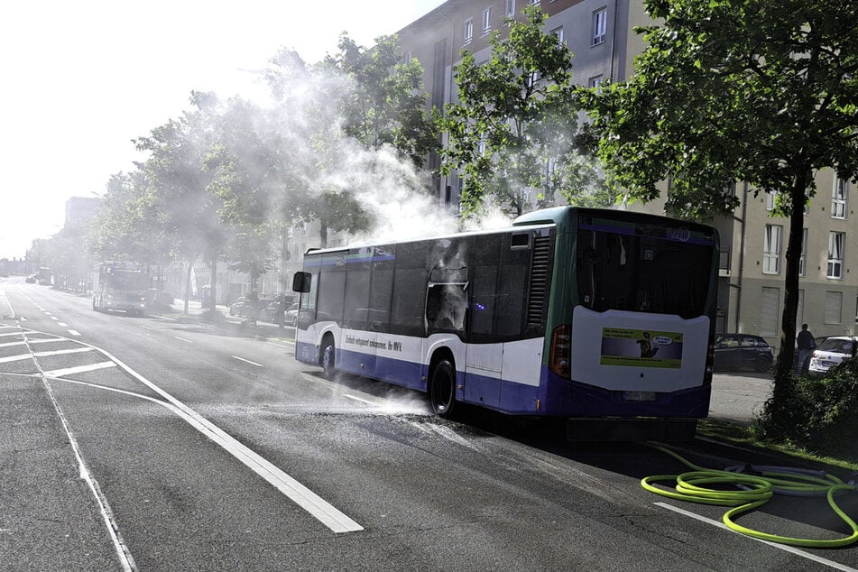 Der Bus geriet auf der Landsberger Straße in Brand.