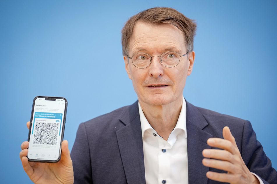 Bundesgesundheitsminister Karl Lauterbach (60, SPD) rät, die Corona-Warn-App nicht vom Smartphone zu löschen.