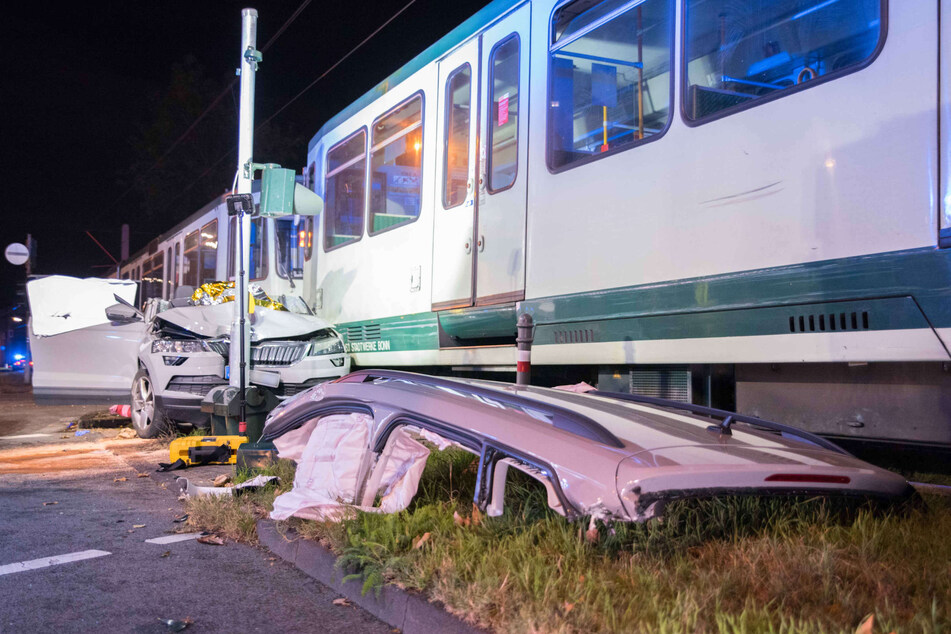 Während sich die Insassen des Skodas bei dem Unfall in Köln verletzten, geschah den Fahrgästen der Stadtbahn nichts.