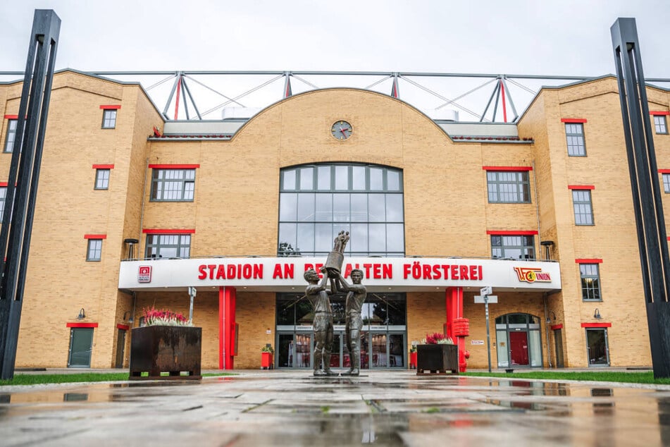 Das Stadion An der Alten Försterei liegt in Köpenick am Rand eines Waldgebiets.