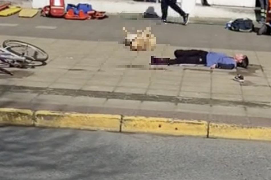 Mann stellt sich während Notfall-Übung tot - was Hund dann macht, bringt alle zum Lachen