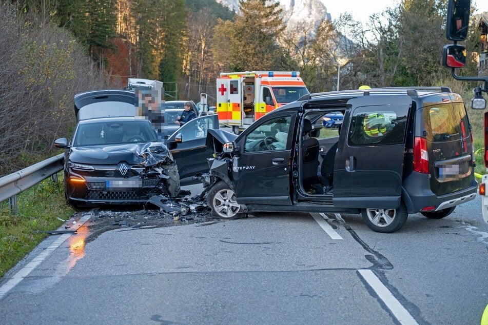 Dacia-Fahrer (76) gerät in den Gegenverkehr: Unfall mit vier Autos in Oberbayern