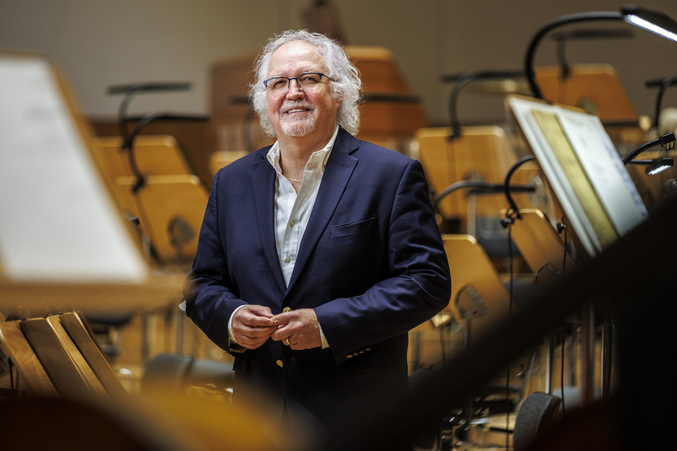 Sir Donald Runnicles (69) im März am Rande der Vertragsunterzeichnung zwischen den Orchesterpulten im Kulturpalast.