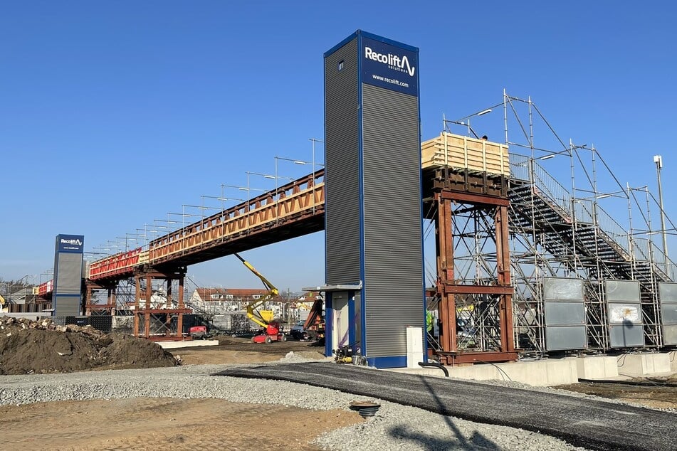 Das ist der aktuelle Stand der Behelfsbrücke zu den Bahnsteigen an den Georg-Schwarz-Brücken.