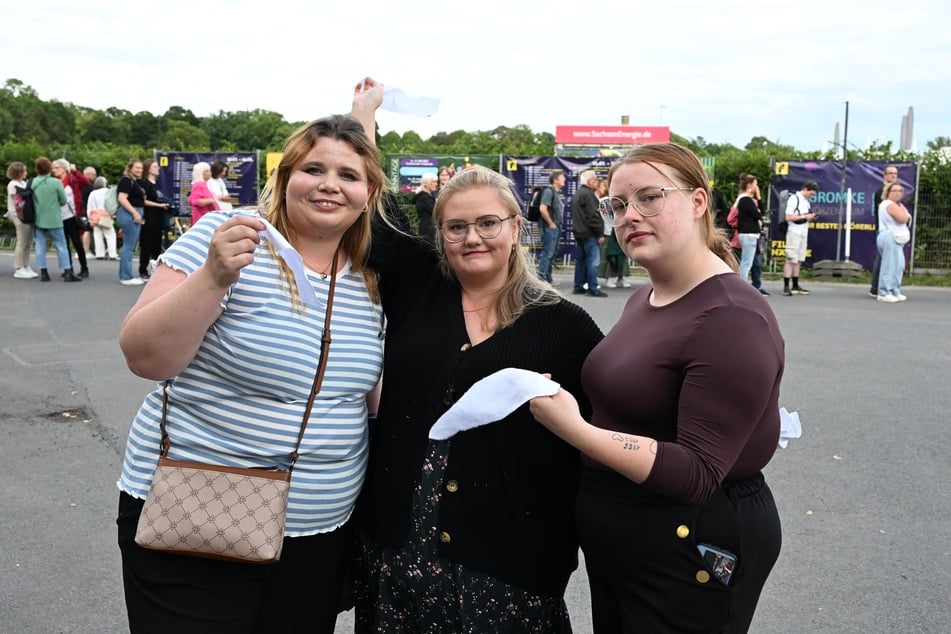 Julia (32, l.), Emma (25, m.) und Leonie (19) wollten die Schauspielerinnen und Schauspieler mit der Aktion überraschen.