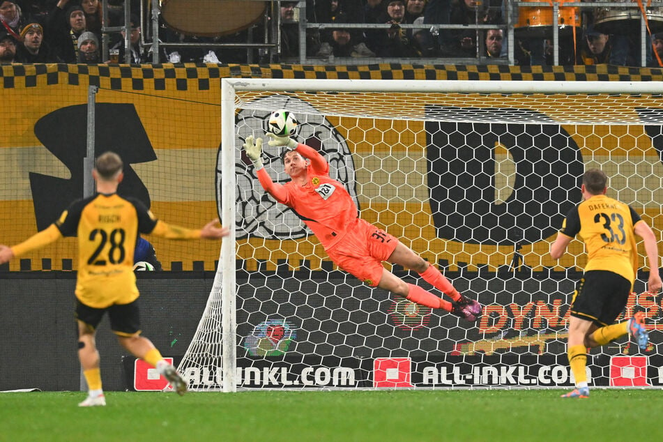 Hier stand BVB-Keeper Silas Ostrzinski (21) goldrichtig, als Christoph Daferner (r.) es zum x-ten Mal versuchte.