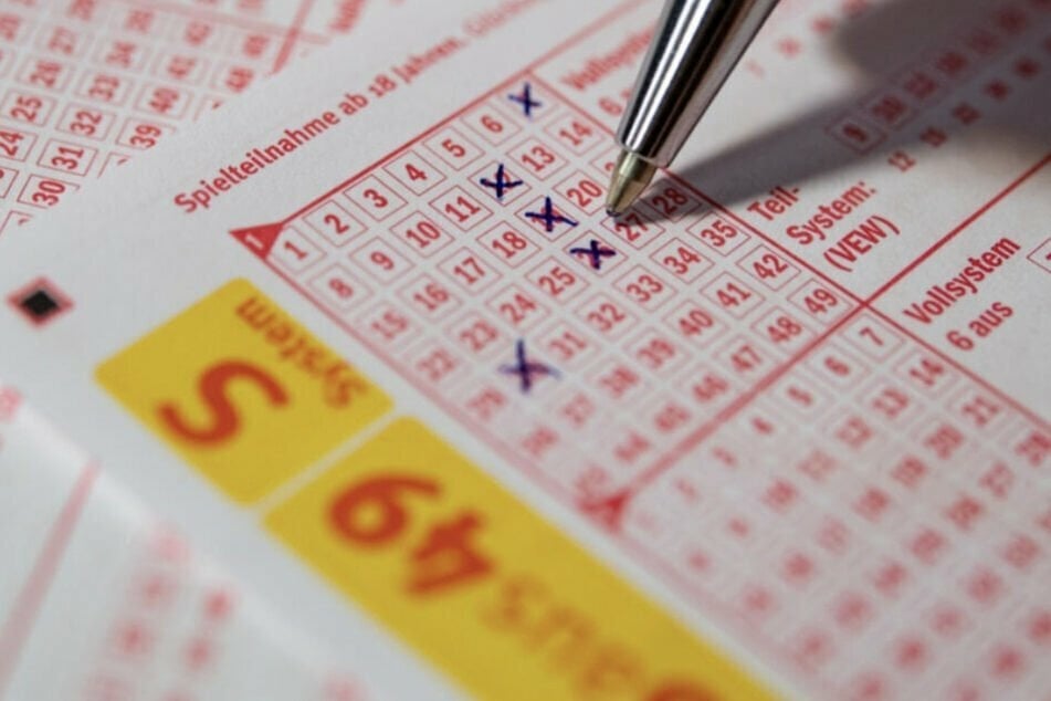Kurz vor Heiligabend: 80-Jähriger sahnt 3,9 Millionen Euro im Lotto ab