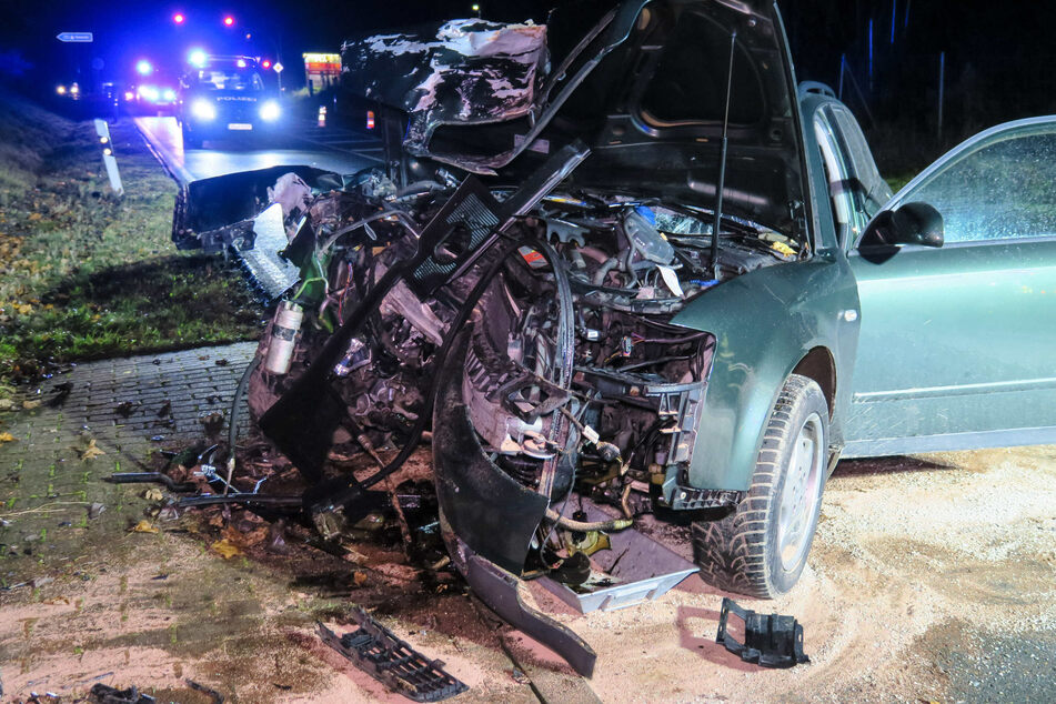 Schwerer Unfall auf der S255 bei Hartenstein: Ein Audi-Fahrer (23) krachte mit seinem Auto frontal gegen eine Autobahn-Mauer.
