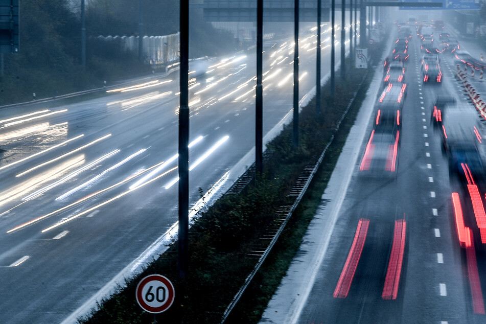 Weil der mutmaßliche Einbrecher (30) ein Motorrad über den Seitenstreifen der A1 in Köln schob, wurden die Beamten auf ihn aufmerksam. (Symbolbild)