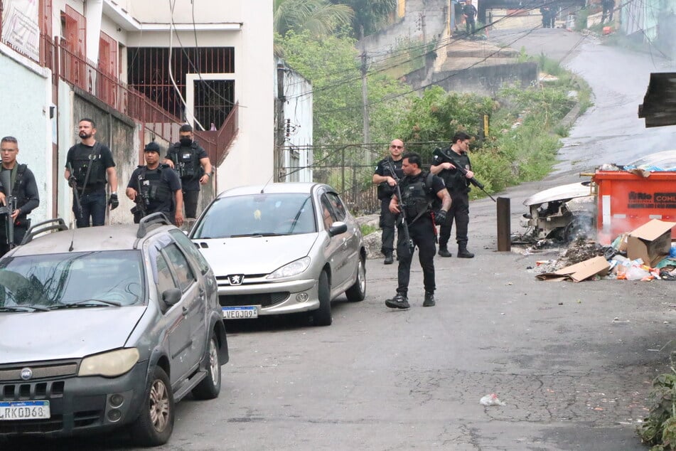 Die Polizei patrouilliert eine Straße in Rio de Janeiro.