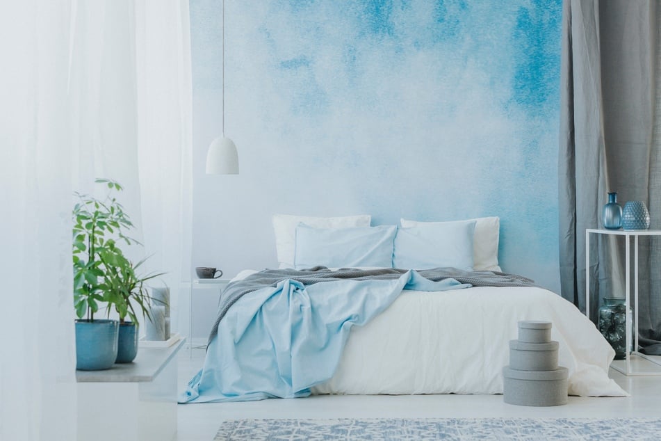 Blau gehört zu den beruhigendsten Farben fürs Schlafzimmer.