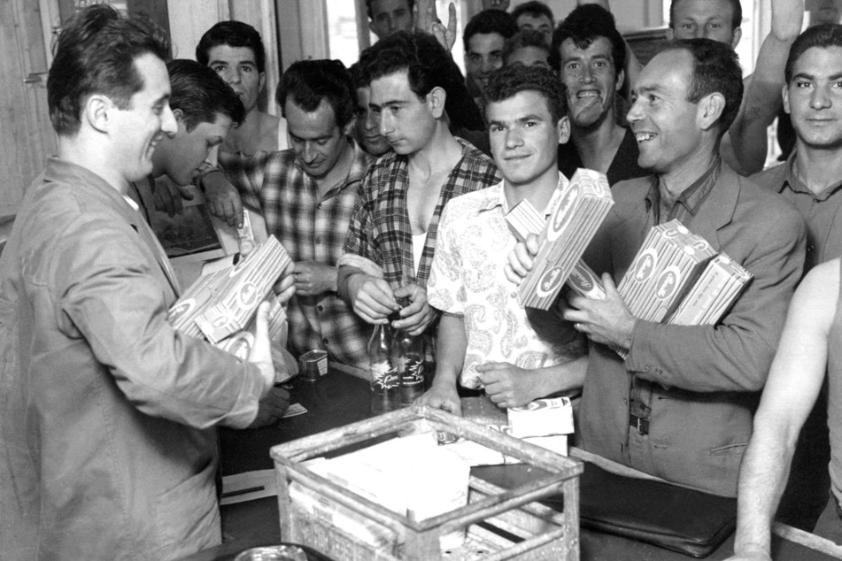 November 1961: Eine Gruppe italienischer Gastarbeiter, die damals ihre Arbeit bei Volkswagen in Wolfsburg begannen. Wer schon lange in Deutschland lebt, soll leichter eingebürgert werden können.