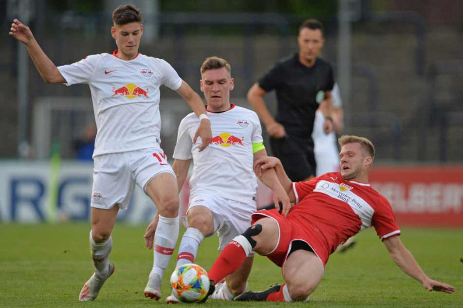 Tom Krauß (l, 18) von RB Leipzig hatte gegen Löwe keine Chance.