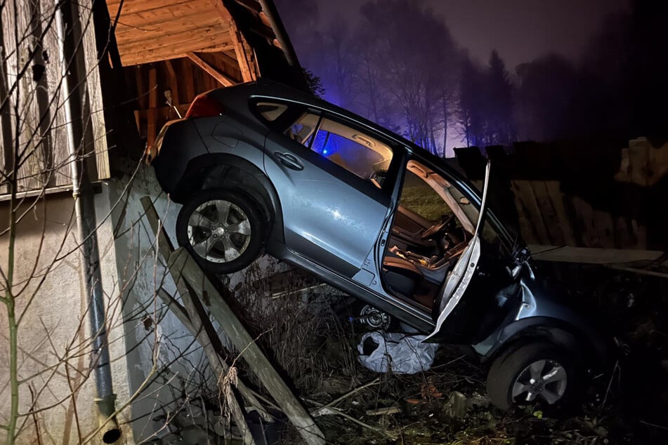 Der Rentner kam mit seinem Wagen vor einem Abhang zum Stehen.