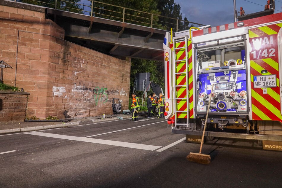 Das Fahrzeug prallte mit voller Wucht an einen Brückenpfeiler.